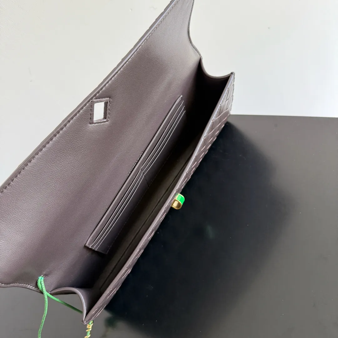 Batch 1720 Bottega Veneta clutch bags are shipping! The carefully crafted latch opening and closing is like a small key, giving us a sense of ritual every time we use this bag. The innovative design this time is to make the latch part into the shape of a small daisy. The originally elegant and restrained style instantly adds some playfulness, and matches with a skirt. Going out for a picnic or admiring the scenery will add to the overall look🌸🌸The heavily crafted daisy is lifelike and full of exquisiteness. The fixed rope is also decorated with a winding golden rope and a small leaf, echoing the daisy. The whole bag looks very coordinated. Style number: 836810 (741511) Size: 31*13*3cm